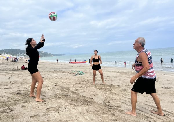 Tairon Meza, aprovechó el feriado para visitar la playa de Crucita, donde jugó con su familia.