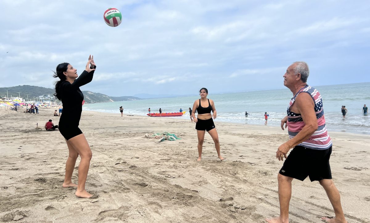 Tairon Meza, aprovechó el feriado para visitar la playa de Crucita, donde jugó con su familia.