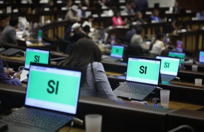 Pleno del Congreso avala norma que permite al BIESS endeudarse en medio de protestas