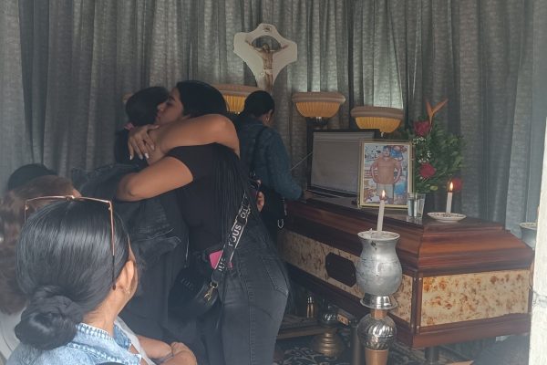 El cuerpo sin vida que fue encontrado en el camino que lleva a la cantera La Chispa, fue identificado como Elvis Xavier García Coveña.