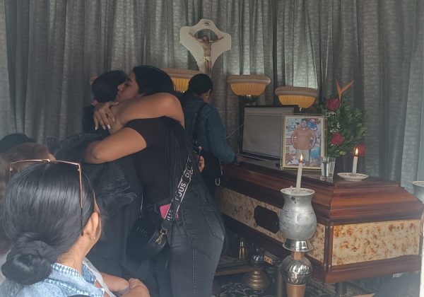El cuerpo sin vida que fue encontrado en el camino que lleva a la cantera La Chispa, fue identificado como Elvis Xavier García Coveña.