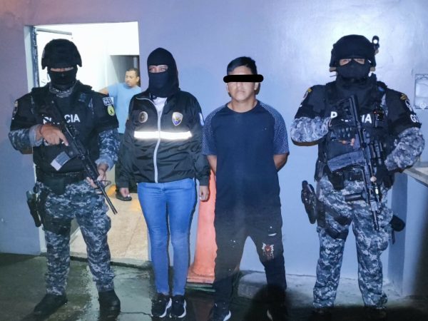 Policía Judicial detiene a un hombre e incauta arma y municiones en allanamiento en Santo Domingo