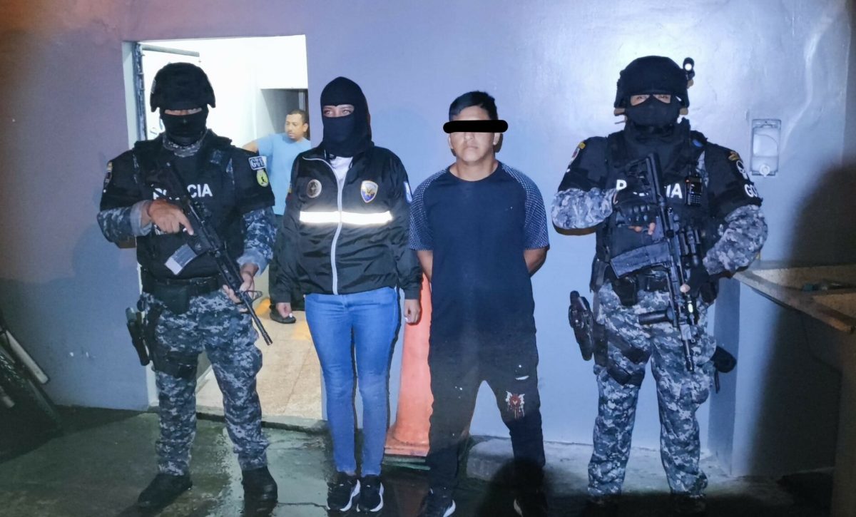 Policía Judicial detiene a un hombre e incauta arma y municiones en allanamiento en Santo Domingo