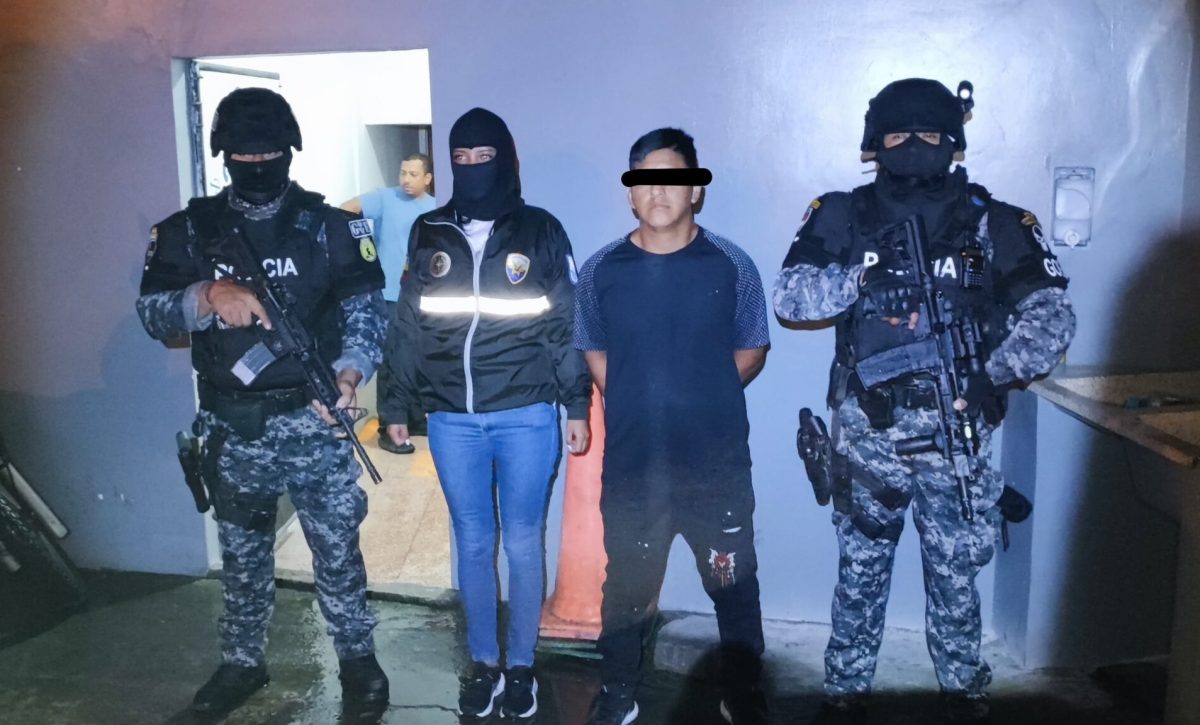 Policía Judicial detiene a un hombre e incauta arma y municiones en allanamiento en Santo Domingo