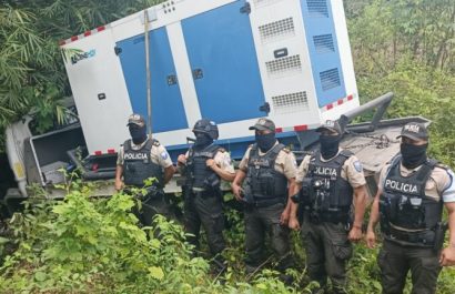 El vehículo que había sido sustraído por los ladrones, quedó a un costado de la vía principal.