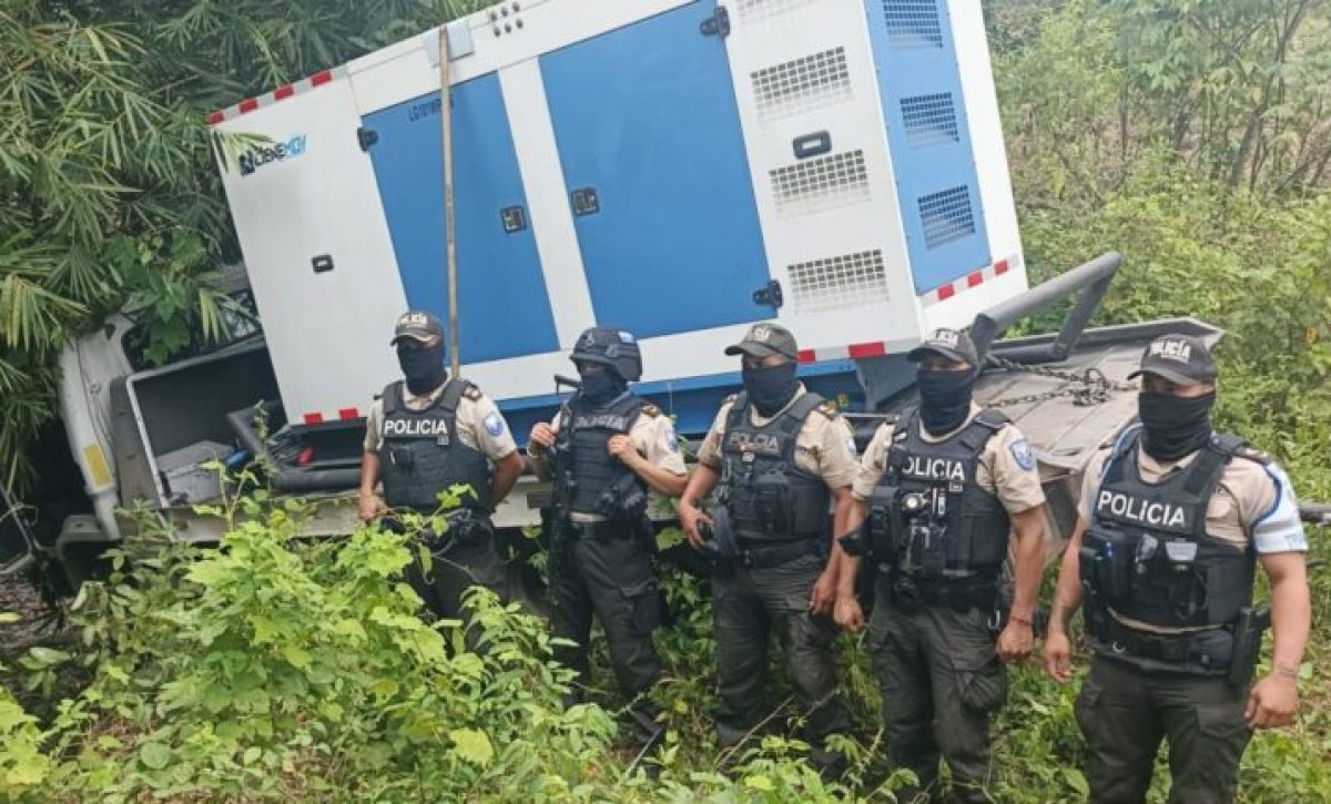 El vehículo que había sido sustraído por los ladrones, quedó a un costado de la vía principal.