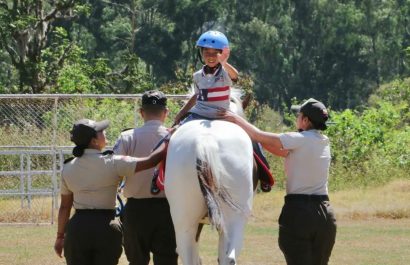 Policía Nacional de Ecuador abre inscripciones para terapias gratuitas de equinoterapia