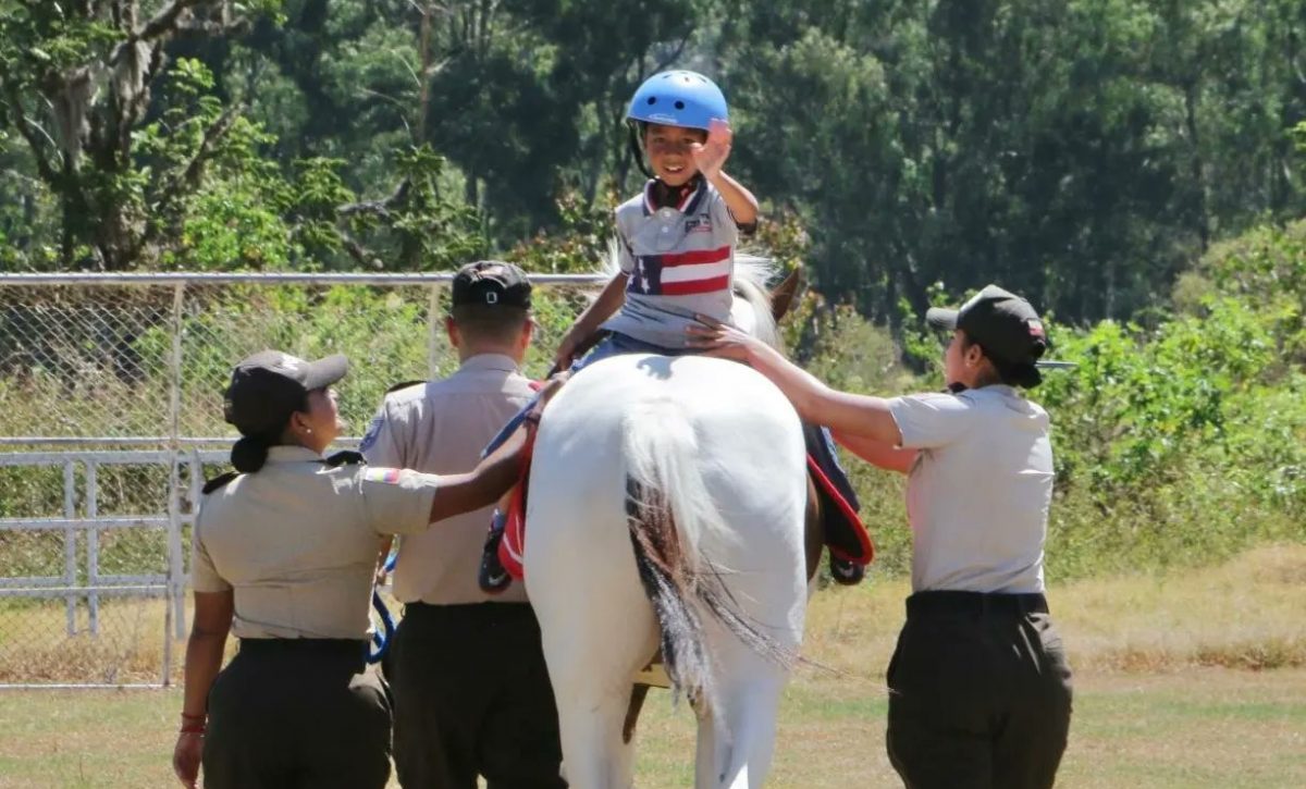 Policía Nacional de Ecuador abre inscripciones para terapias gratuitas de equinoterapia