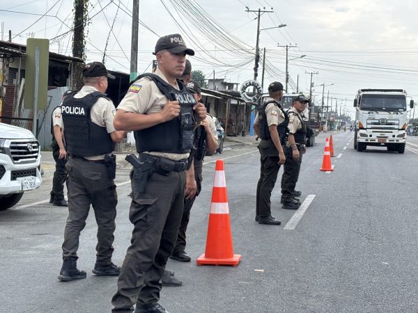 Policía Nacional detiene a dos presuntos extorsionadores en Rocafuerte