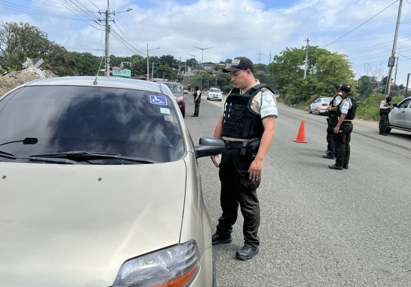 Miembros de la Policía Nacional, en uno de los operativos en Portoviejo.