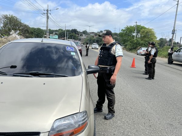 Miembros de la Policía Nacional, en uno de los operativos en Portoviejo.