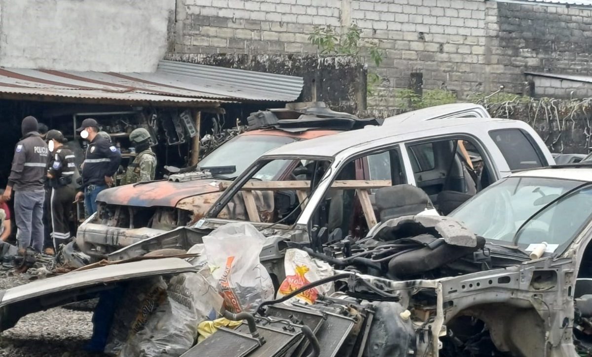 Policía allana taller en Santo Domingo por autopartes robadas