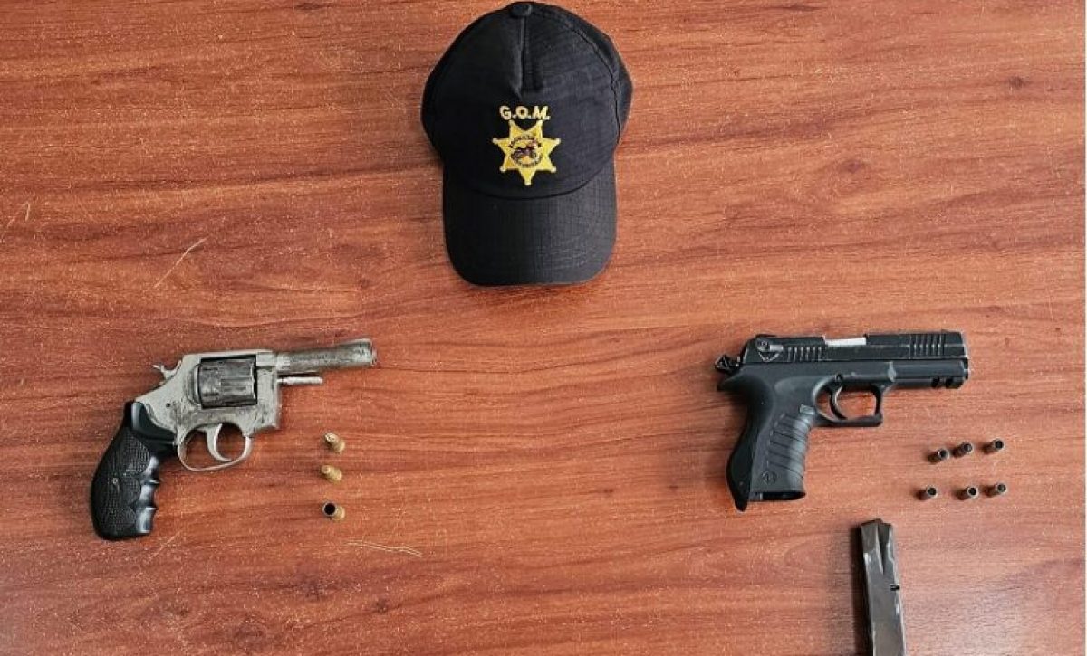 Policía decomisa armas de fuego y detiene a menor en operativo en Pedernales
