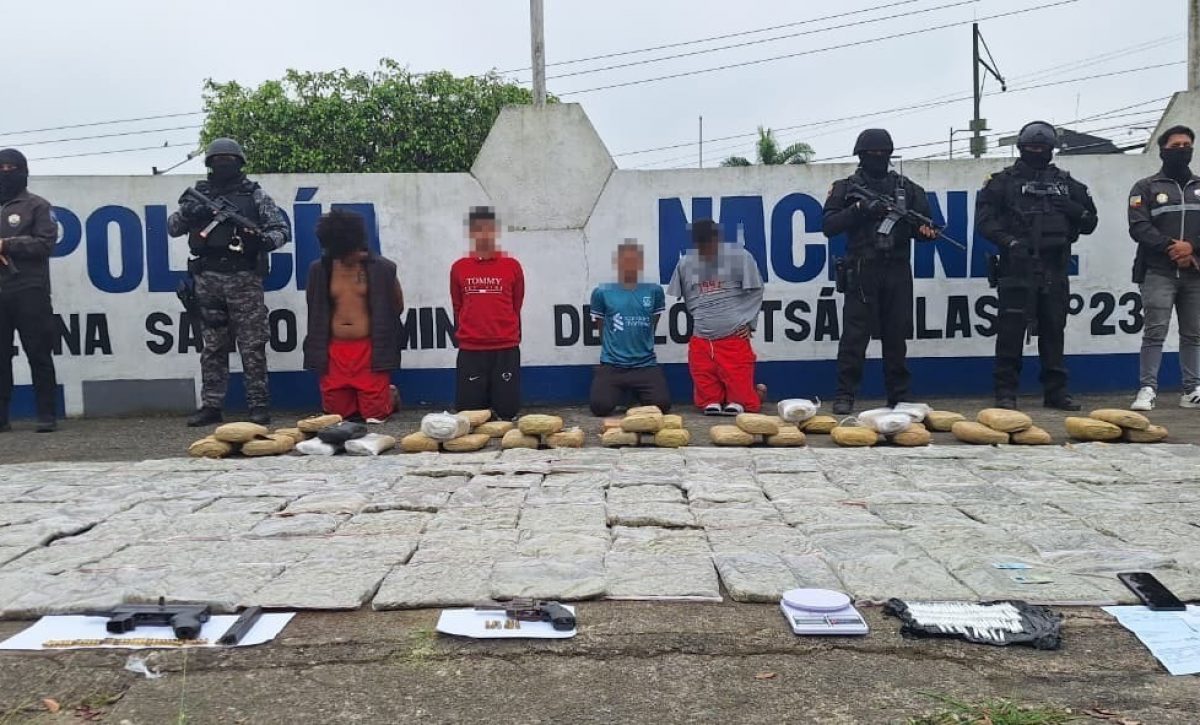 Policía decomisa droga y armas y captura a cuatro ciudadanos en Santo Domingo