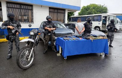 Policía decomisa fusil, prendas militares y carros durante operativo en Santo Domingo de los Tsáchilas
