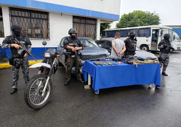 Policía decomisa fusil, prendas militares y carros durante operativo en Santo Domingo de los Tsáchilas