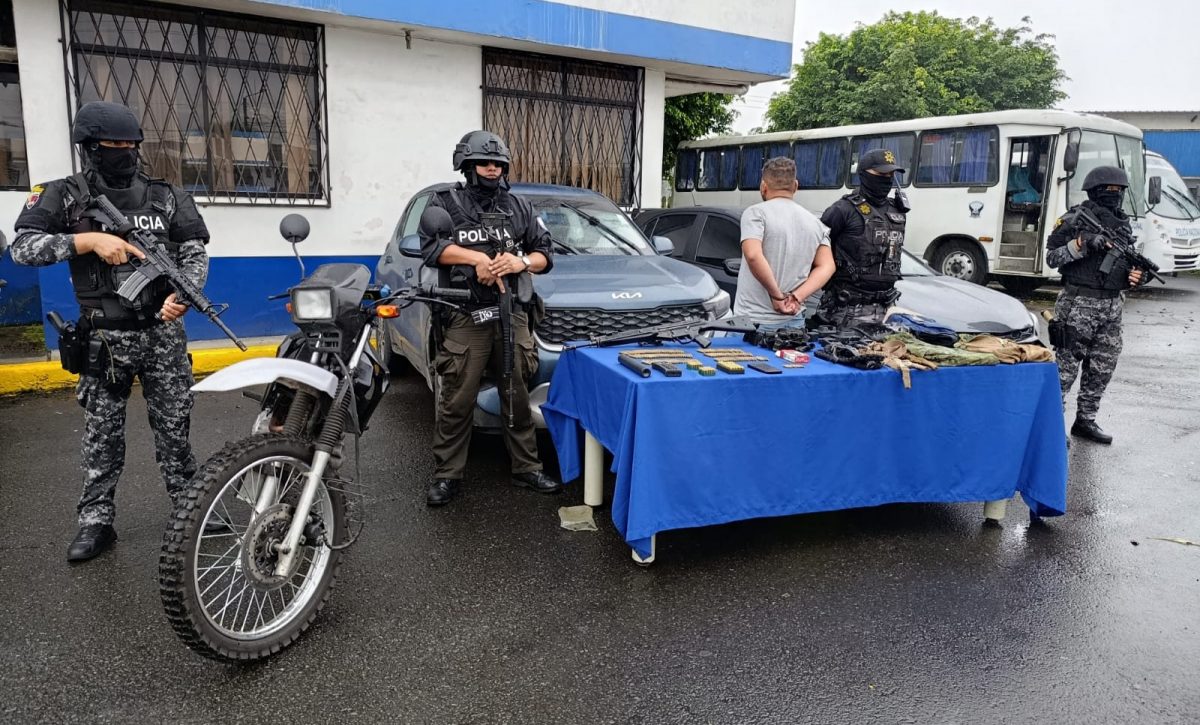 Policía decomisa fusil, prendas militares y carros durante operativo en Santo Domingo de los Tsáchilas