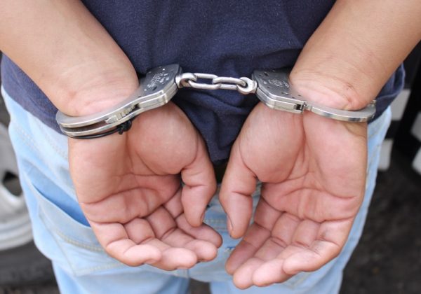 Policía detiene a dos sospechosos por tráfico ilícito de migrantes en Ambato