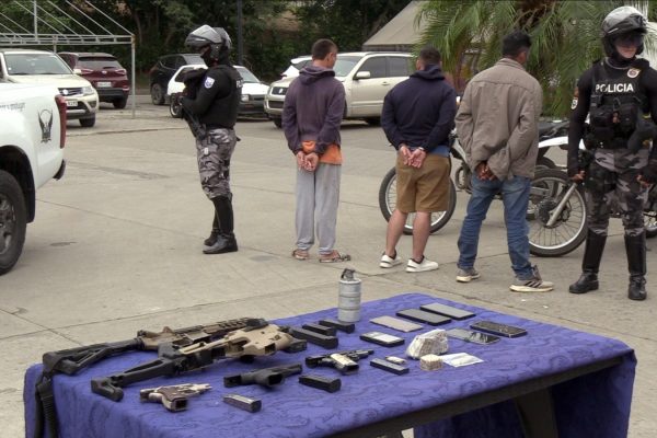 Policía incauta arsenal ilegal en operativos contra el crimen organizado en Manabí