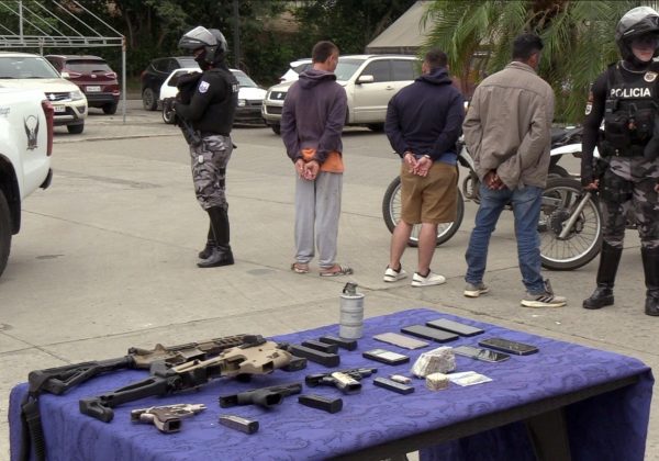 Policía incauta arsenal ilegal en operativos contra el crimen organizado en Manabí