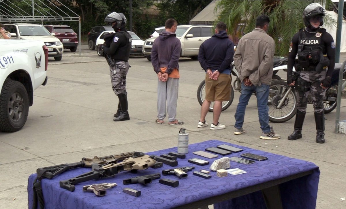 Policía incauta arsenal ilegal en operativos contra el crimen organizado en Manabí