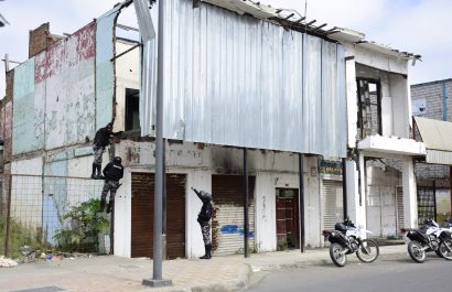 Miembros de la Policía Nacional inspecciona una vivienda abandonada, donde encontraron a varias personas consumidoras de droga.