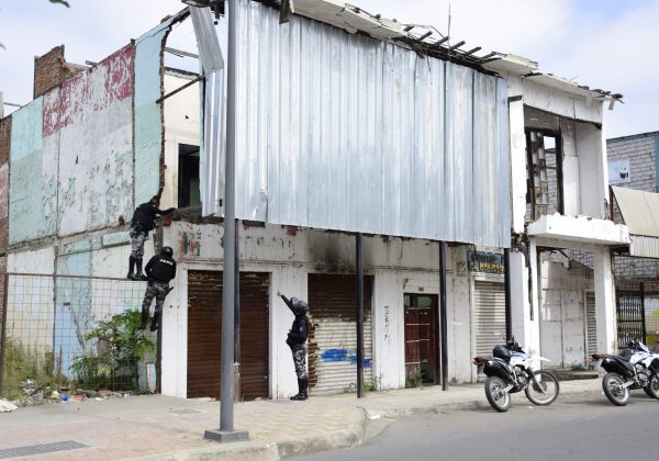 Miembros de la Policía Nacional inspecciona una vivienda abandonada, donde encontraron a varias personas consumidoras de droga.