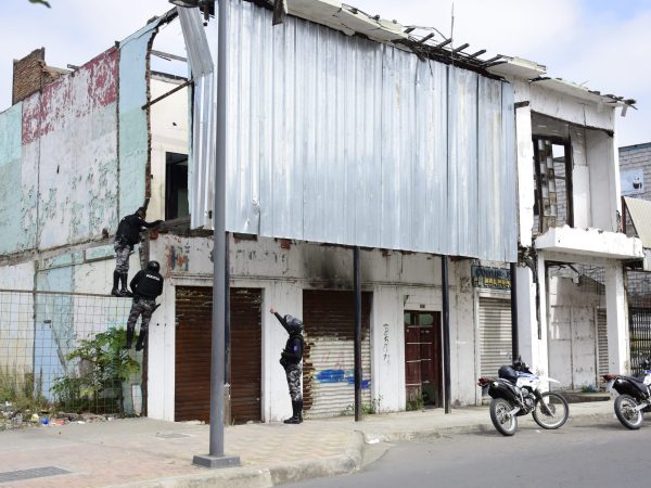 Miembros de la Policía Nacional inspecciona una vivienda abandonada, donde encontraron a varias personas consumidoras de droga.