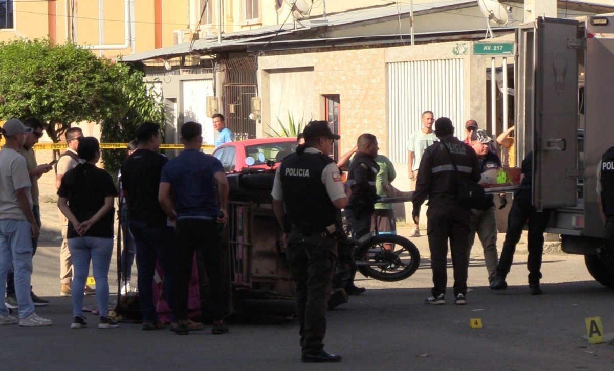 El doble asesinato de Mariela Mendoza y Pablo Zambrano en la parroquia Eloy Alfaro y que quedó grabado en video, también es investigado por la Policía.