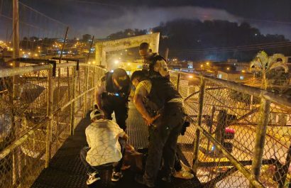 Policías evitan que joven se lance de puente en Santo Domingo