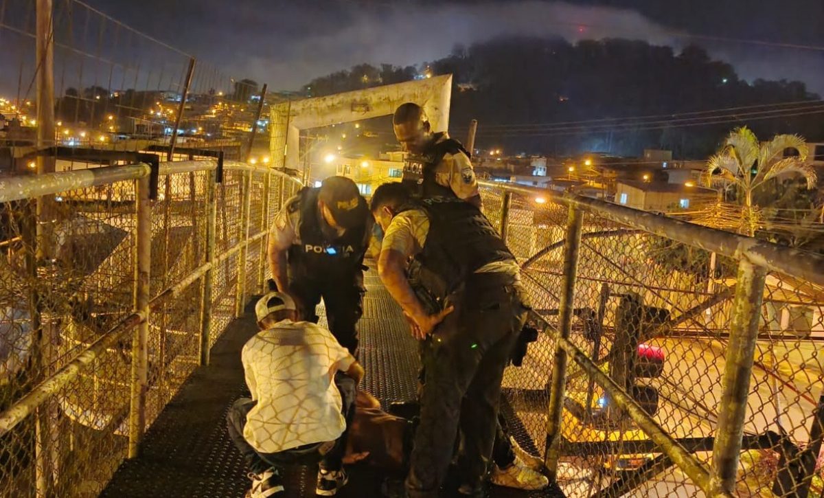 Policías evitan que joven se lance de puente en Santo Domingo