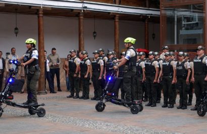 Policías reciben scooters eléctricos para realizar patrullajes por las calles de Cuenca y brindar custodia a los turistas. (API).