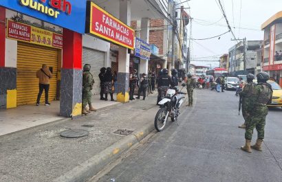 Policías y militares llegaron al lugar para acordonar la zona y realizar el levantamiento de indicios.