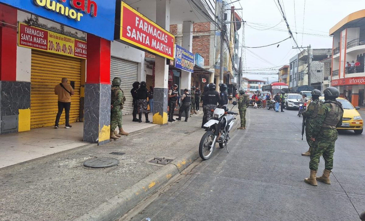 Policías y militares llegaron al lugar para acordonar la zona y realizar el levantamiento de indicios.