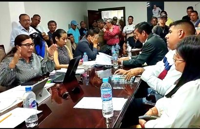 Por un voto, la alcaldesa de Jipijapa, Ángela Plúa, se salva de la destitución.