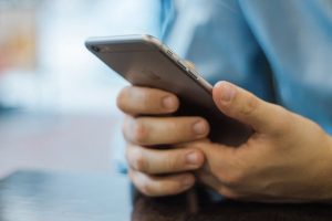 Pornhub, XNXX y otras tres webs enfrentan investigación en la UE por acceso infantil.