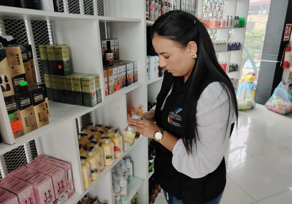 Portoviejo Arcsa decomisó 900 cosméticos para el cabello sin Notificación Sanitaria Obligatoria