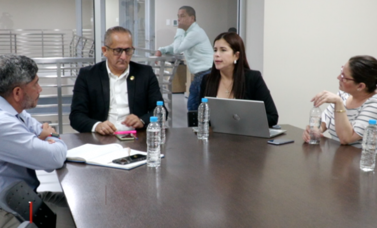Portoviejo: Concejales y transportistas impulsan ordenanza para garantizar pasaje reducido de 50% a adultos mayores