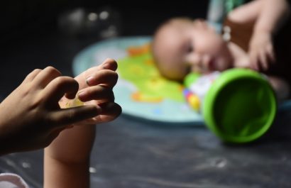 Portoviejo: La lucha de una madre por mantener vivas las "velitas" de sus hijos con una enfermedad rara