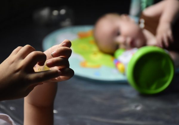 Portoviejo: La lucha de una madre por mantener vivas las "velitas" de sus hijos con una enfermedad rara