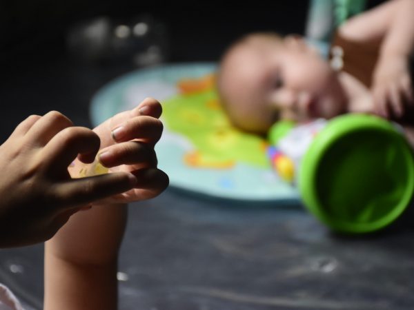 Portoviejo: La lucha de una madre por mantener vivas las "velitas" de sus hijos con una enfermedad rara