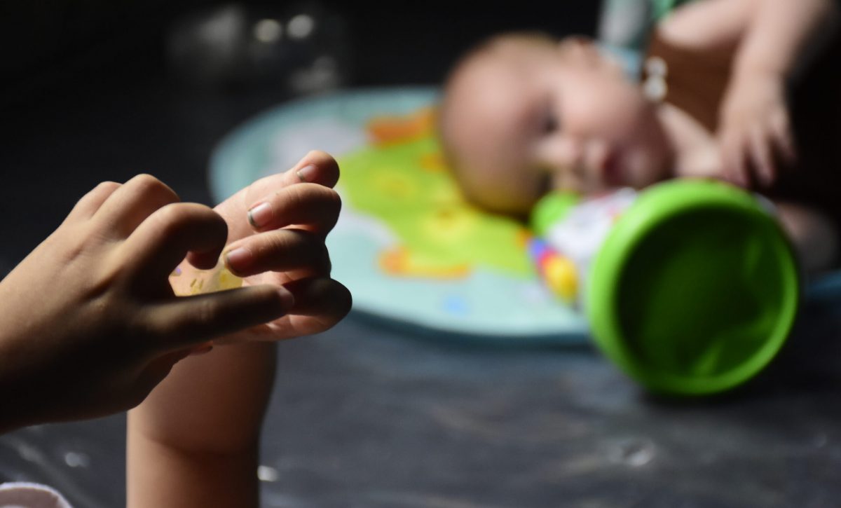 Portoviejo: La lucha de una madre por mantener vivas las "velitas" de sus hijos con una enfermedad rara
