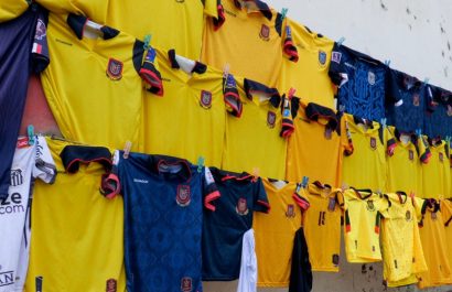 Portoviejo: Ventas de camisetas de ‘La Tri’ impulsan la economía de comerciantes informales en los exteriores del Estadio Reales Tamarindos