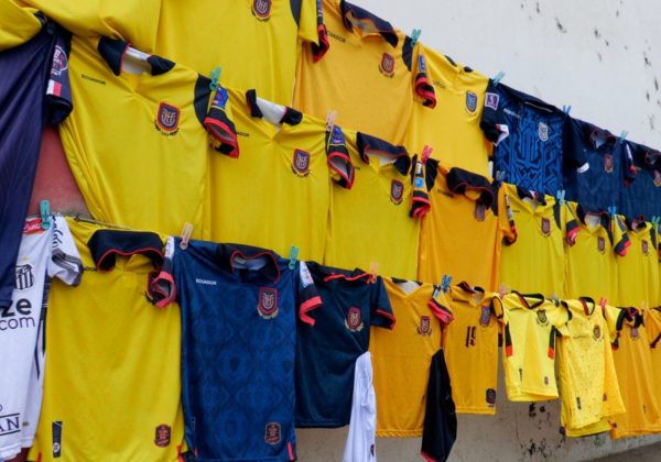 Portoviejo: Ventas de camisetas de ‘La Tri’ impulsan la economía de comerciantes informales en los exteriores del Estadio Reales Tamarindos