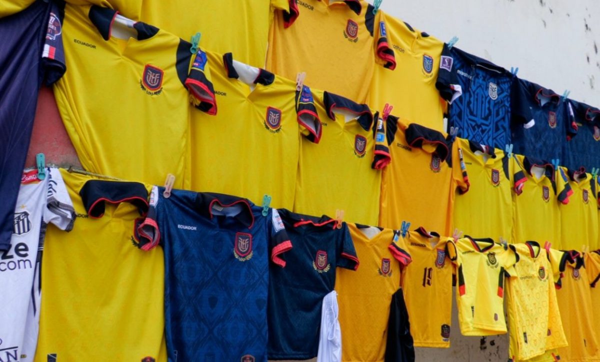Portoviejo: Ventas de camisetas de ‘La Tri’ impulsan la economía de comerciantes informales en los exteriores del Estadio Reales Tamarindos