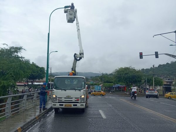 Portoviejo avanza en la mejora del alumbrado público en varios sectores