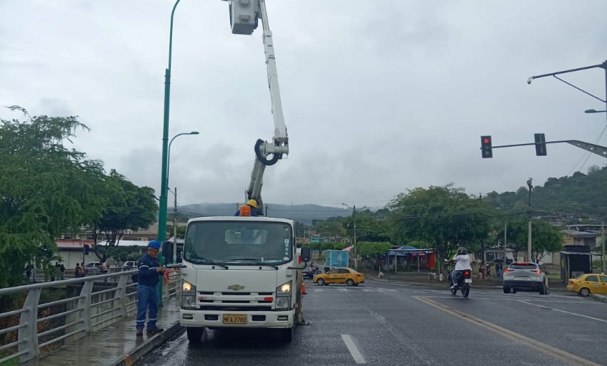 Portoviejo avanza en la mejora del alumbrado público en varios sectores