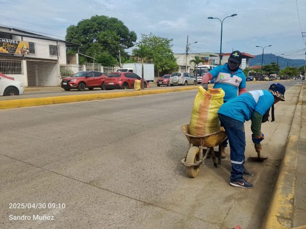 Portoviejo intensifica limpieza de calles tras temporada Invernal con 30 obreros
