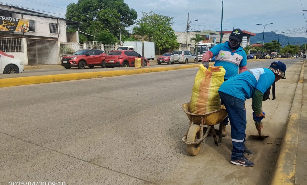 Portoviejo intensifica limpieza de calles tras temporada Invernal con 30 obreros