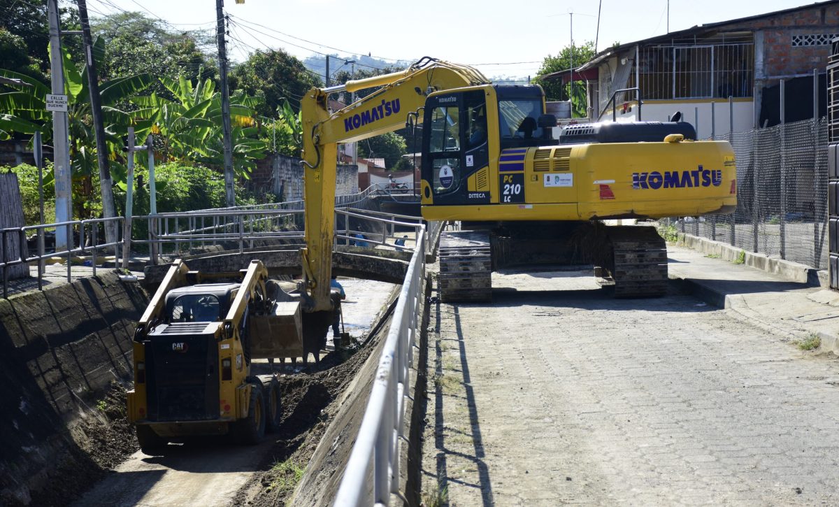 Portoviejo limpia canal de aguas lluvias en El Limón para prevenir inundaciones